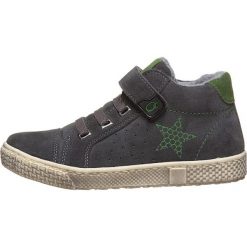 Skórzane sneakersy w kolorze szarym. Szare trampki chłopięce lamino, bez wzorów, z gumy, bez zapięcia. W wyprzedaży za 155,95 zł.