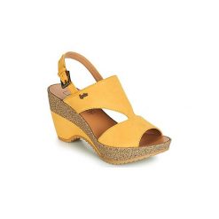 Sandały LPB Shoes JACINTHE. Żółte sandały damskie marki LPB Shoes, bez wzorów, bez obcasa, bez zapięcia. Za 219,00 zł.