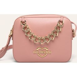 Love Moschino - Torebka. Różowe listonoszki damskie Love Moschino, w paski, ze skóry ekologicznej, na ramię, małe, z aplikacjami. W wyprzedaży za 559,90 zł.