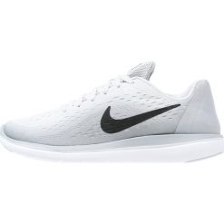 Nike Performance FLEX RUN 2017 Obuwie do biegania startowe pure platinum/black/wolf grey. Szare buty sportowe chłopięce marki Nike Performance, z materiału. W wyprzedaży za 194,25 zł.