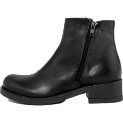 Skórzane botki "Sion" w kolorze czarnym. Czarne botki damskie Bluetag, Gusto, bez obcasa, bez zapięcia. W wyprzedaży za 307,95 zł.