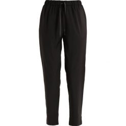 J.LINDEBERG Spodnie materiałowe black mouline. Czarne spodnie damskie J.LINDEBERG, bez wzorów, z elastanu. W wyprzedaży za 367,95 zł.