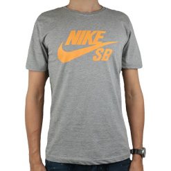 Nike SB Logo Tee 821946-073. Szare t-shirty męskie Nike, s, bez wzorów, z bawełny, bez kołnierzyka. W wyprzedaży za 99,99 zł.
