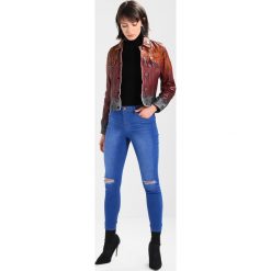 Freaky Nation SPICY Kurtka skórzana rusty. Pomarańczowe kurtki damskie marki Freaky Nation, xs, bez wzorów, ze skóry, bez kaptura. W wyprzedaży za 545,35 zł.