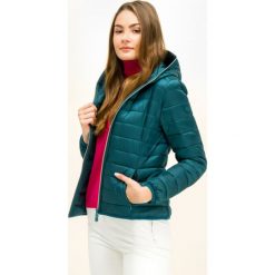 Kurtka puchowa Save The Duck D3362W IRIS9. Zielone kurtki damskie Save the duck, bez wzorów, z nylonu, bez kaptura. W wyprzedaży za 389,00 zł.