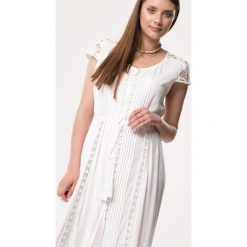 Biała Sukienka Busticate. Białe sukienki damskie Born2be, s, bez wzorów, z dekoltem na plecach, z krótkim rękawem, krótkie, mini. Za 179,99 zł.