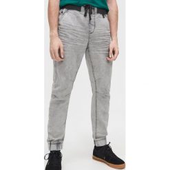 Jeansowe joggery slim - Jasny szary. Szare spodnie męskie Cropp, m, bez wzorów, z jeansu. Za 129,99 zł.