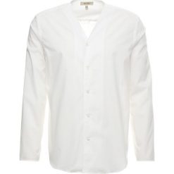 Whyred MILLS VNECK SOLID Koszula off white. Niebieskie koszule męskie marki Polo Ralph Lauren, m, z bawełny, polo. Za 589,00 zł.