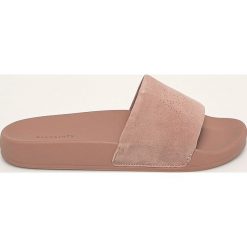 AllSaints - Klapki skórzane Karli. Fioletowe klapki damskie AllSaints, bez wzorów, ze skóry, bez obcasa, na obcasie. W wyprzedaży za 299,90 zł.