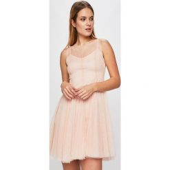 Answear - Sukienka Secret Garden. Różowe sukienki damskie ANSWEAR, s, bez wzorów, z poliesteru, eleganckie, bez kołnierzyka, bez rękawów, mini, rozkloszowane. W wyprzedaży za 129,90 zł.