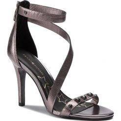 Sandały TOMMY HILFIGER - Studs Heeled Sandal FW0FW03833 Black 990. Szare klapki damskie TOMMY HILFIGER, bez wzorów, ze skóry ekologicznej, bez obcasa, na obcasie. W wyprzedaży za 399,00 zł.