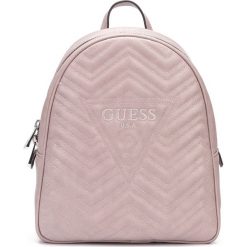 Guess Zana Large Plecak Różowy. Różowe plecaki damskie Guess, z aplikacjami, z materiału. Za 593,95 zł.