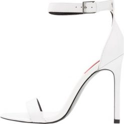 Calvin Klein Jeans PROSPER Sandały na obcasie white. Białe sandały damskie Calvin Klein Jeans, bez wzorów, z jeansu, bez obcasa, na obcasie, bez zapięcia. W wyprzedaży za 487,20 zł.