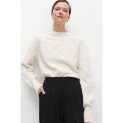 Sweter ze sztucznymi perłami - Kremowy. Białe swetry damskie Reserved, s, bez wzorów, bez rękawów, bez kaptura. Za 119,99 zł.