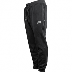 Spodnie Liverpool LFC - MP732149BK. Czarne spodnie męskie marki New Balance, na co dzień, s, bez wzorów, z bawełny, sportowe. W wyprzedaży za 179,99 zł.