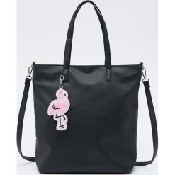 Torba shopper z brelokiem - Czarny. Czarne torby damskie na zakupy Sinsay, bez wzorów, z breloczkiem. Za 49,99 zł.