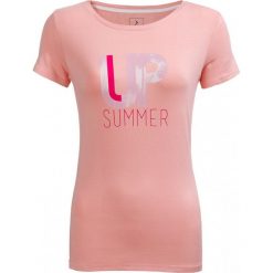 T-shirt damski TSD611 - pudrowy koral - Outhorn. Koszulki damskie Outhorn, z nadrukiem, z elastanu, bez kołnierzyka. W wyprzedaży za 14,99 zł.