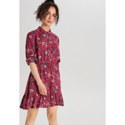 Sukienka w kwiaty - Fioletowy. Fioletowe sukienki damskie Cropp, s, w kwiaty, bez kołnierzyka, bez rękawów. Za 79,99 zł.