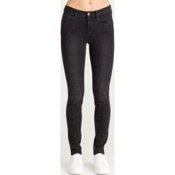 JEANSY DIVINE BOTTOM UP SLIM FIT LIU JO. Czarne jeansy damskie Liu Jo, z aplikacjami, z jeansu, z podwyższonym stanem. Za 949,00 zł.
