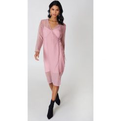 Sukienki hiszpanki: Qontrast X NA-KD Sukienka zakładana z kropki – Pink