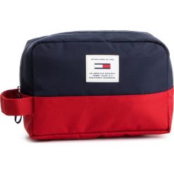 Kosmetyczka TOMMY JEANS - Tjm Urban Tech Washbag AM0AM04600 901. Czerwone kosmetyczki męskie Tommy Jeans, bez wzorów, z jeansu. W wyprzedaży za 119,00 zł.