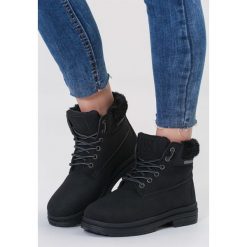 Czarne Traperki High Life. Czarne buty zimowe damskie marki vices, z materiału, z okrągłym noskiem, na obcasie. Za 89,99 zł.