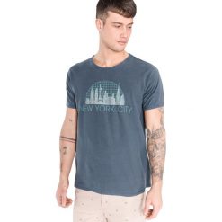 Jack & Jones Charles Koszulka Niebieski. Niebieskie podkoszulki męskie Jack & Jones, s, z nadrukiem, z bawełny, bez kołnierzyka, krótkie. Za 88,95 zł.