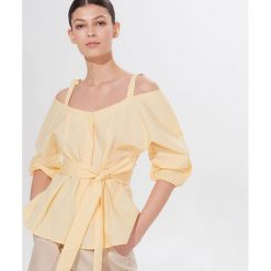 Bawełniana bluzka cold shoulder - Żółty. Żółte bluzki damskie Mohito, bez wzorów, z bawełny, bez kołnierzyka, bez rękawów. Za 79,99 zł.