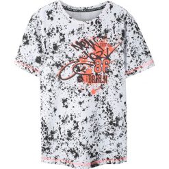 T-shirt z nadrukiem bonprix biały z nadrukiem. Białe koszule chłopięce bonprix, z nadrukiem, z okrągłym kołnierzem, z krótkim rękawem, krótkie. Za 34,99 zł.