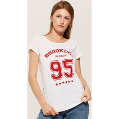 T-shirt z nadrukiem - Biały. Białe t-shirty damskie House, l, z nadrukiem. Za 19,99 zł.
