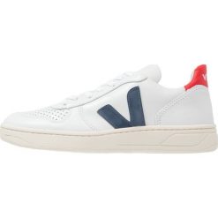 Veja V10 Sneakersy niskie extra white/nautico pekin. Białe trampki i tenisówki damskie marki Veja, bez wzorów, ze skóry, bez zapięcia. Za 499,00 zł.