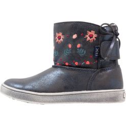 XTI Botki navy. Niebieskie buty zimowe damskie marki Xti, z materiału. W wyprzedaży za 141,75 zł.