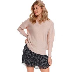 Klasyczny sweter damski z dekoltem w serek. Różowe swetry damskie Top Secret, na wiosnę, bez wzorów, ze splotem, klasyczne, bez rękawów, bez kaptura. W wyprzedaży za 99,99 zł.
