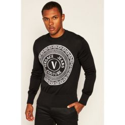 Sweter Versace Jeans Couture B5GZA813. Czarne swetry męskie Versace Jeans Couture, xl, bez wzorów, z jeansu, klasyczne, z klasycznym kołnierzykiem, bez kaptura. Za 1039,00 zł.