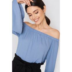 NA-KD Boho Top z odkrytymi ramionami - Blue. Niebieskie topy damskie marki NA-KD Boho, bez wzorów, z poliesteru, bez kołnierzyka. W wyprzedaży za 40,47 zł.