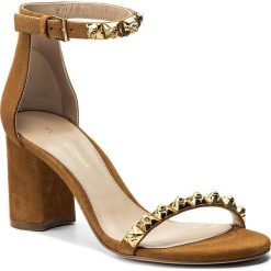 Sandały STUART WEITZMAN - 75Rosemarie XL17423 Caramel Luxe Suede. Pomarańczowe klapki damskie marki Stuart Weitzman, z aplikacjami, ze skóry, bez obcasa, na obcasie. W wyprzedaży za 1369,00 zł.