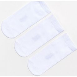 Krótkie skarpetki 3 pack - Biały. Białe skarpetki męskie Cropp, bez wzorów. Za 29,99 zł.