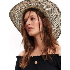 Bluzka z odkrytymi ramionami. Czarne bluzki damskie Top Secret, bez wzorów, z bawełny, eleganckie, bez kołnierzyka, bez rękawów. W wyprzedaży za 39,99 zł.
