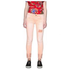 Desigual Jeansy Damskie Cry Baby 29 Łososiowy. Różowe jeansy damskie marki Desigual. W wyprzedaży za 327,00 zł.