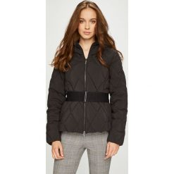 Armani Exchange - Kurtka puchowa. Czarne kurtki damskie marki Armani Exchange, s, w paski, z elastanu, krótkie, bez kaptura. W wyprzedaży za 599,90 zł.