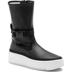 Buty NIKE - Af1 Sage Hi AQ2771 001 Black/Black/White. Czarne koturny damskie marki Nike, bez wzorów, z tworzywa sztucznego, bez obcasa, na obcasie, bez zapięcia. W wyprzedaży za 649,00 zł.