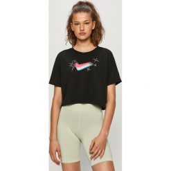 Nike - T-shirt. Czarne topy damskie Nike, s, z nadrukiem, z bawełny, z okrągłym kołnierzem. Za 129,90 zł.