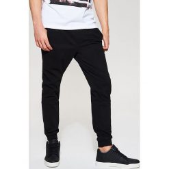 Joggery z kieszeniami - Czarny. Czarne spodnie męskie House, s, bez wzorów. Za 129,99 zł.
