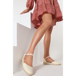 Beżowe Espadryle Kaitina. Brązowe koturny damskie Born2be, z okrągłym noskiem, na niskim obcasie, na koturnie, na klamry. Za 79,99 zł.