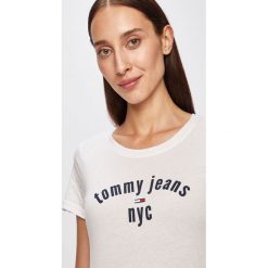 Tommy Jeans - T-shirt. Brązowe bluzki damskie Tommy Jeans, s, z nadrukiem, z bawełny, z okrągłym kołnierzem. Za 129,90 zł.