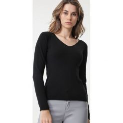 Czarny Sweter Morrilton. Czarne swetry damskie Born2be, s, bez wzorów, klasyczne, bez rękawów, bez kaptura. Za 99,99 zł.