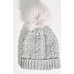 Czapka z puszystym pomponem - Jasny szar. Szare czapki zimowe damskie Sinsay. Za 24,99 zł.