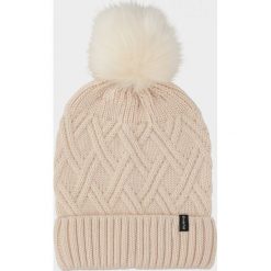 Czapka damska CAD708 - pudrowy koral - Outhorn. Czapki damskie EVERHILL, na zimę, bez wzorów, z materiału. Za 49,99 zł.