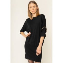 Sukienka dzianinowa Liu Jo C69269 MA313. Czarne sukienki damskie Liu Jo, l, bez wzorów, z wełny, bez kołnierzyka, bez rękawów. W wyprzedaży za 399,00 zł.