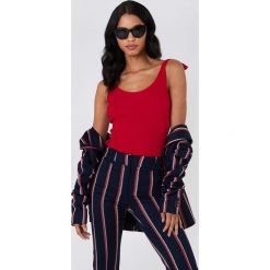 T-shirty damskie: NA-KD Prążkowana koszulka z wiązanymi ramiączkami - Red